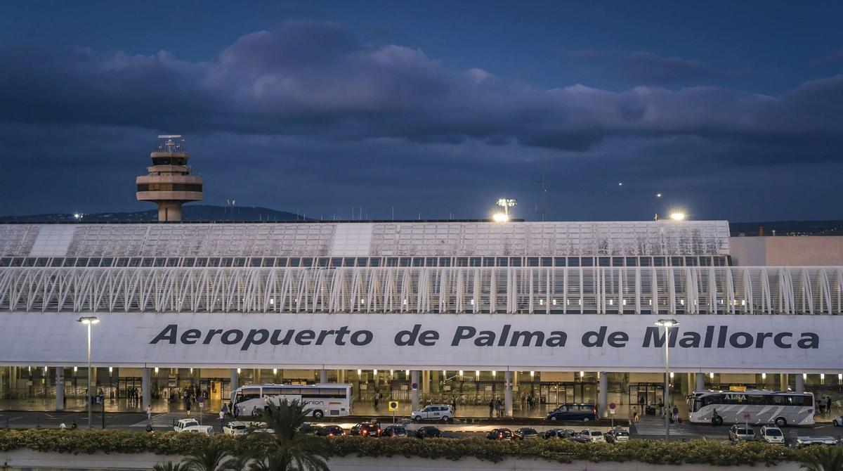 Imagen actual de la fachada del aeropuerto con la nomenclatura que va a desaparecer por fin.