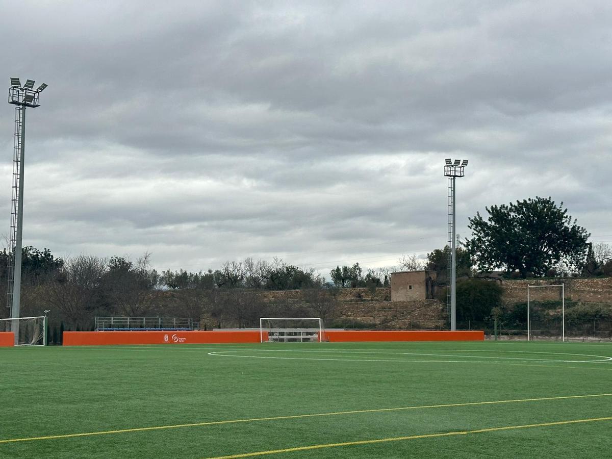 Intalación de elementos de protección en el campo de fútbol 8 del Canó.