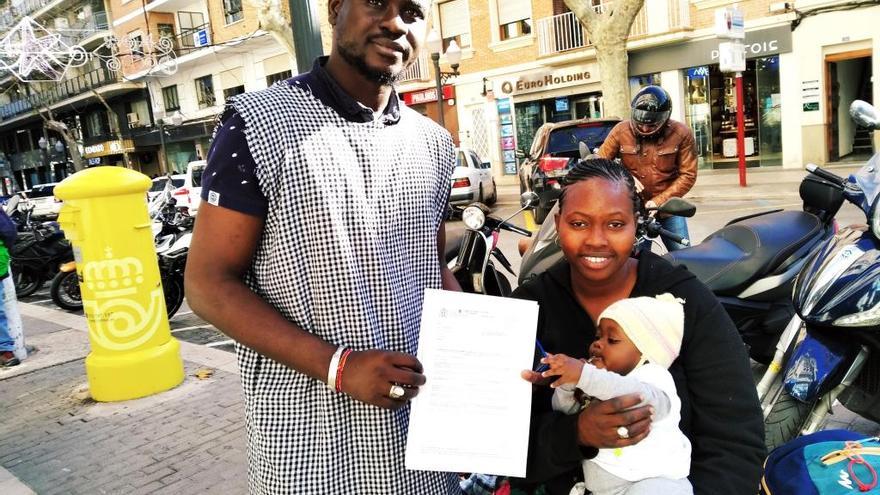 Gorgui Lamine Sow muestra, junto a su novia Gana y la hija de ambos, Ndeye, la carta del ministerio.