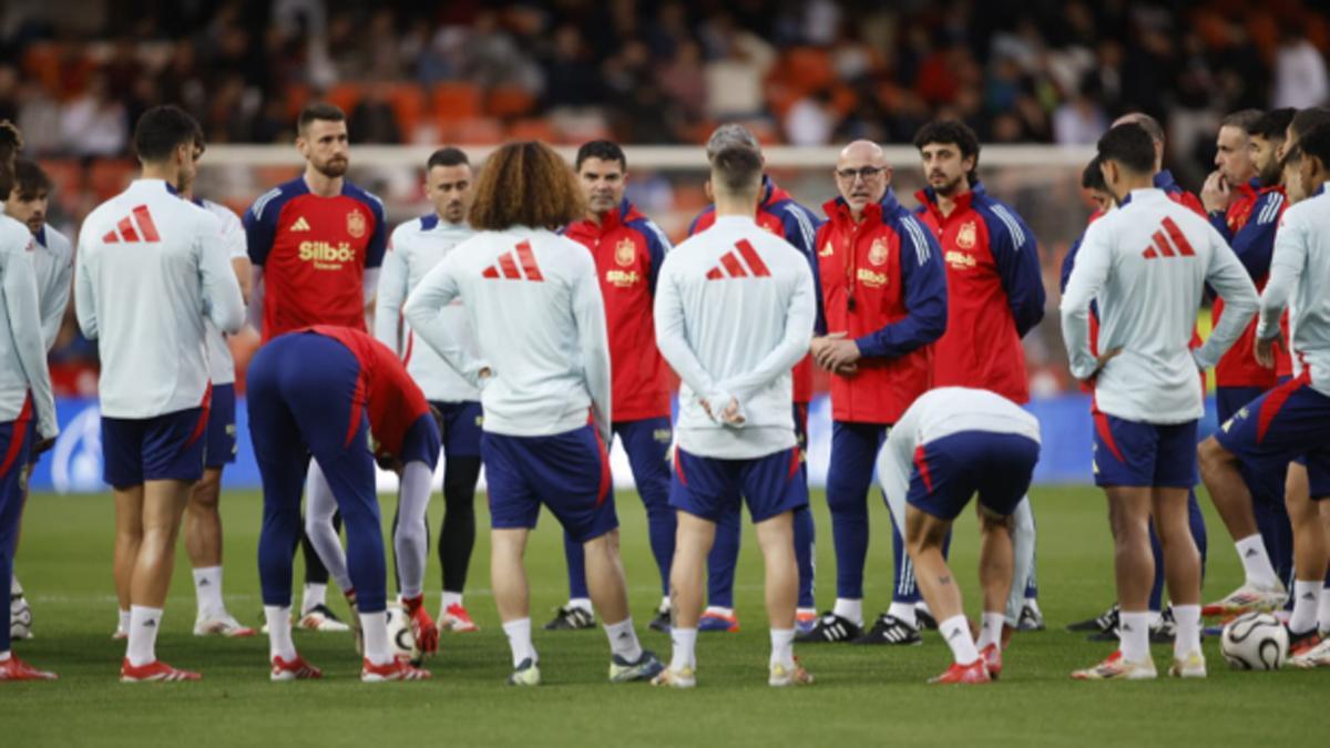 De la Fuente, dando instrucciones durante un entrenamiento en Mestalla