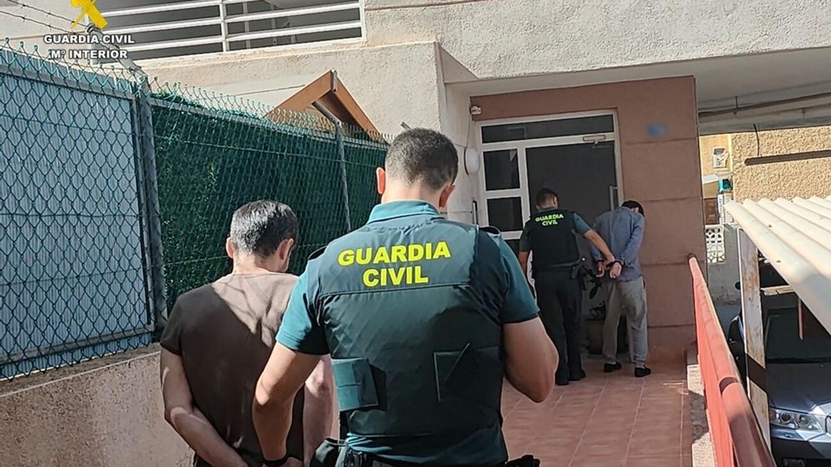 Dos de los arrestados por la Guardia Civil son conducidos al cuartel.