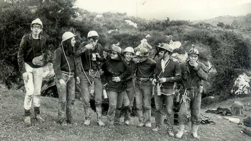 Los descubridores de Tito Bustillo, posando tras el hallazgo.