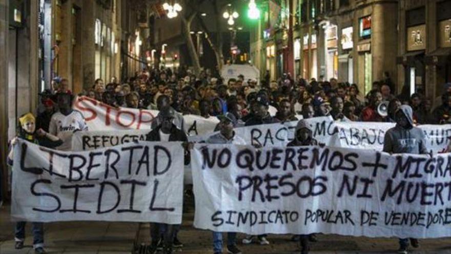 SOS Racisme critica la dureza de la condena a cinco años al mantero que golpeó a un policía