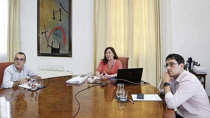 Juan Pedro Yllanes, Francina Armengol i Iago Negueruela, a la taula rodona del Consolat.