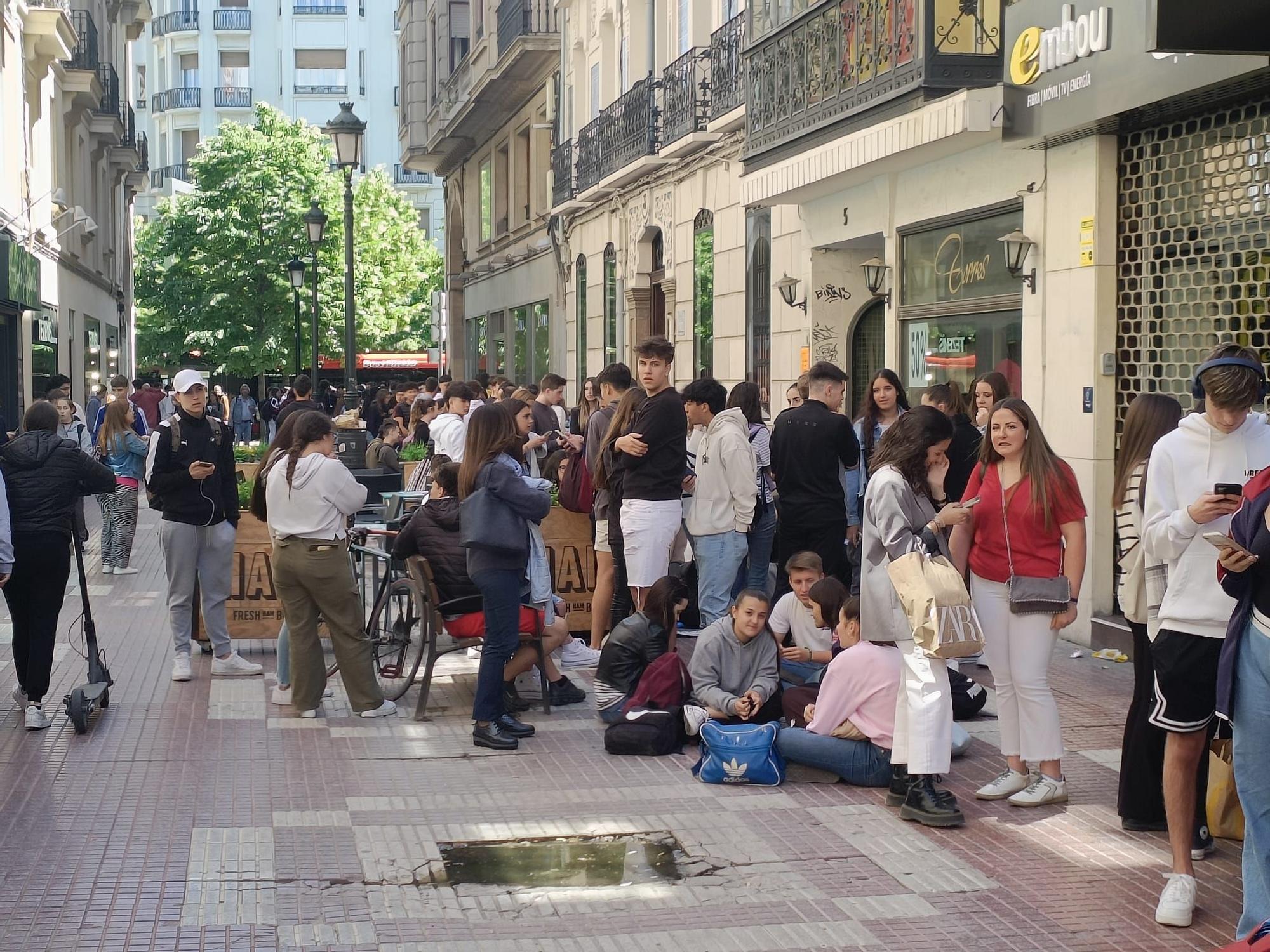 De calle Cádiz a plaza España: miles de jóvenes hacen fila para comprar las entradas de Espacio Zity en Zaragoza