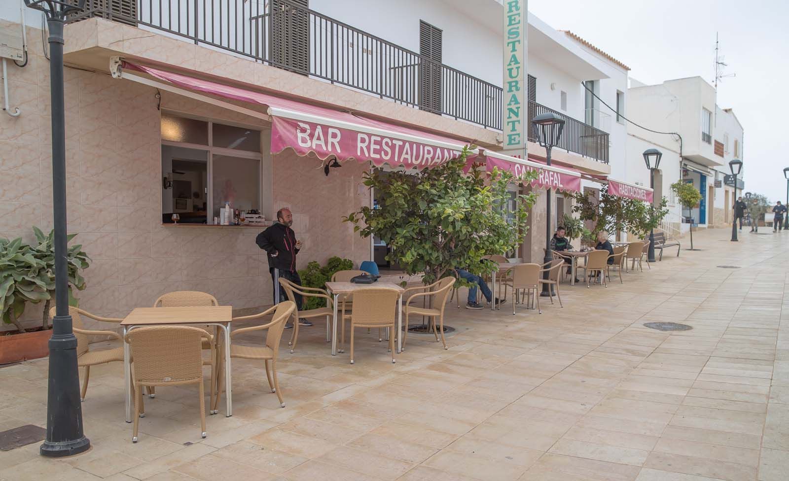 Las terrazas levantan el ánimo en Formentera