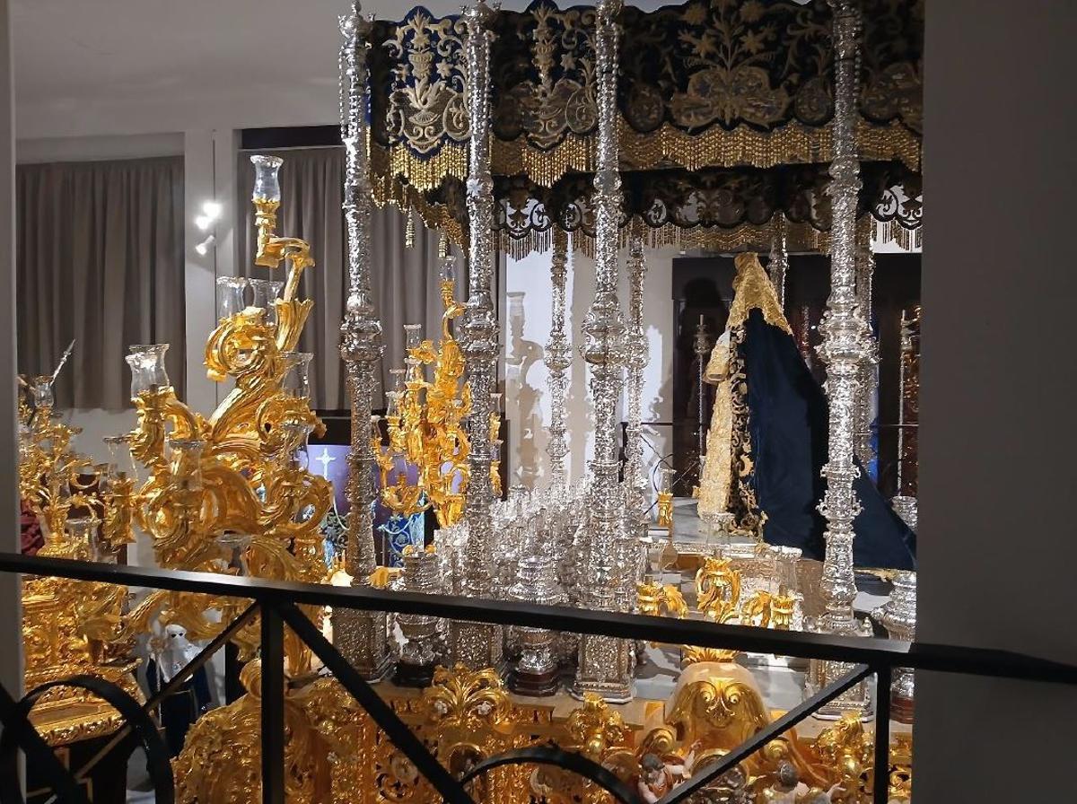 Visión del trono y palio de la Virgen de la Paloma.