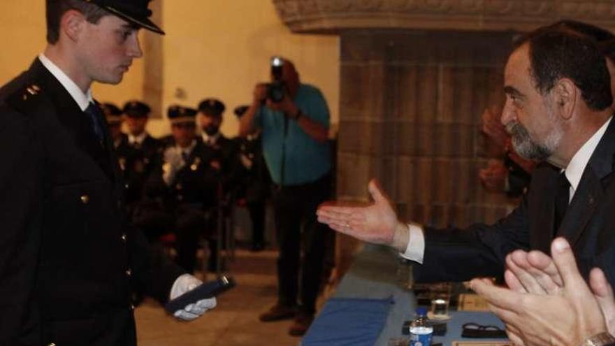 Kevin Lera, policía en prácticas en Gijón, recoge el premio en nombre de su padre, Gumersindo Lera (enviado a Cataluña), de manos de Bernardo Donapetry.