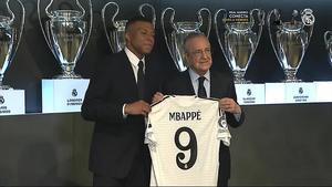 Mbappé con el 9