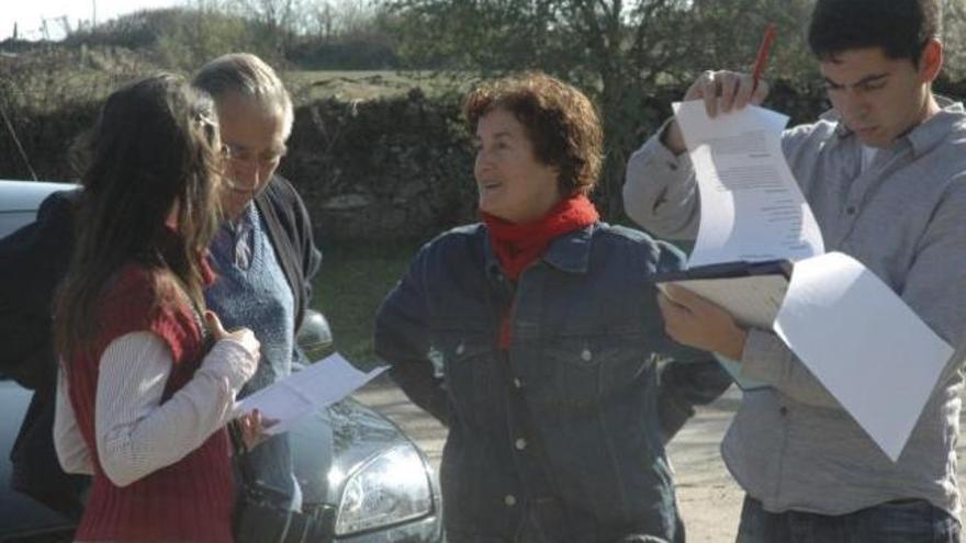 Técnicos del programa «Frontera Natural», ayer durante los trabajos de campo por la comarca de Aliste.