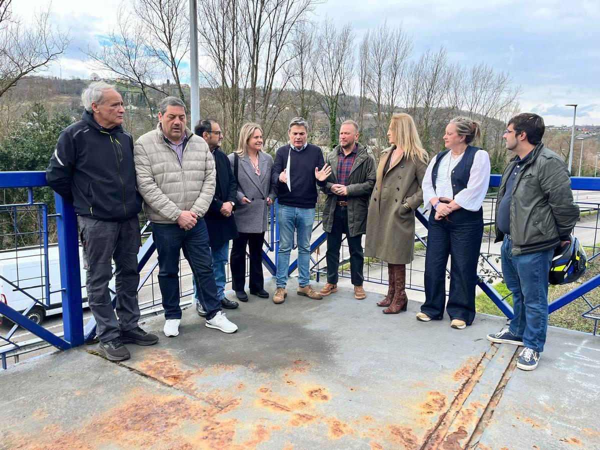 Pedro de Rueda, en el centro, con represetantes de las juntas locales del PP del Valle, junto al enlace del Corredor en Ciaño.