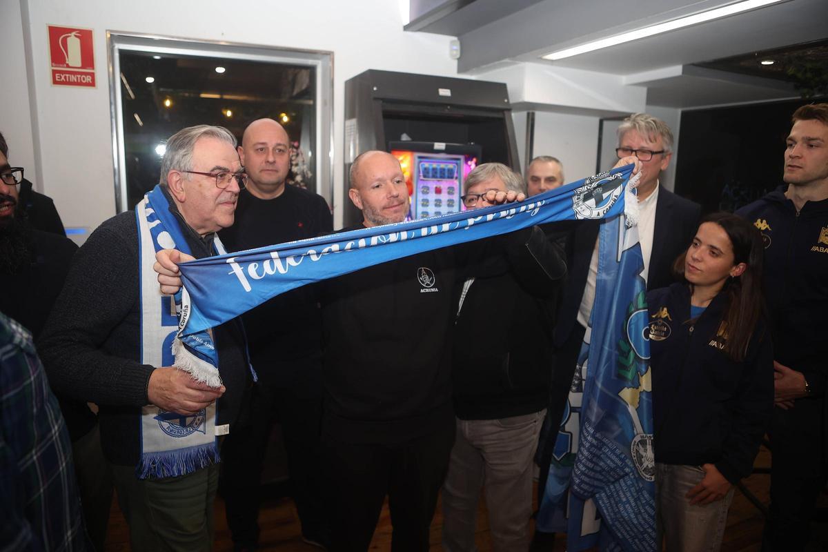 Inaugurada la peña deportivista Acrunia en Vioño