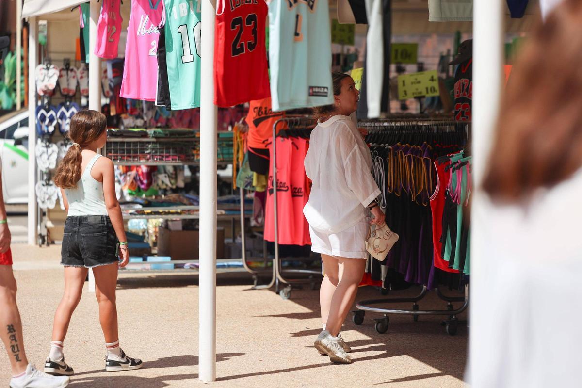 Galería: imágenes de turistas en puestos de 'souvenirs' de la Marina y Platja d'en Bossa.