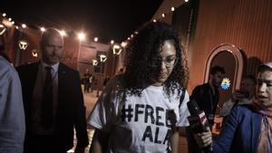 Sanaa Seif, hermana del activista encarcelado Alaa Abdel Fattah, habla con los medios de comunicación tras asistir a una sesión en la COP27 en Egipto.