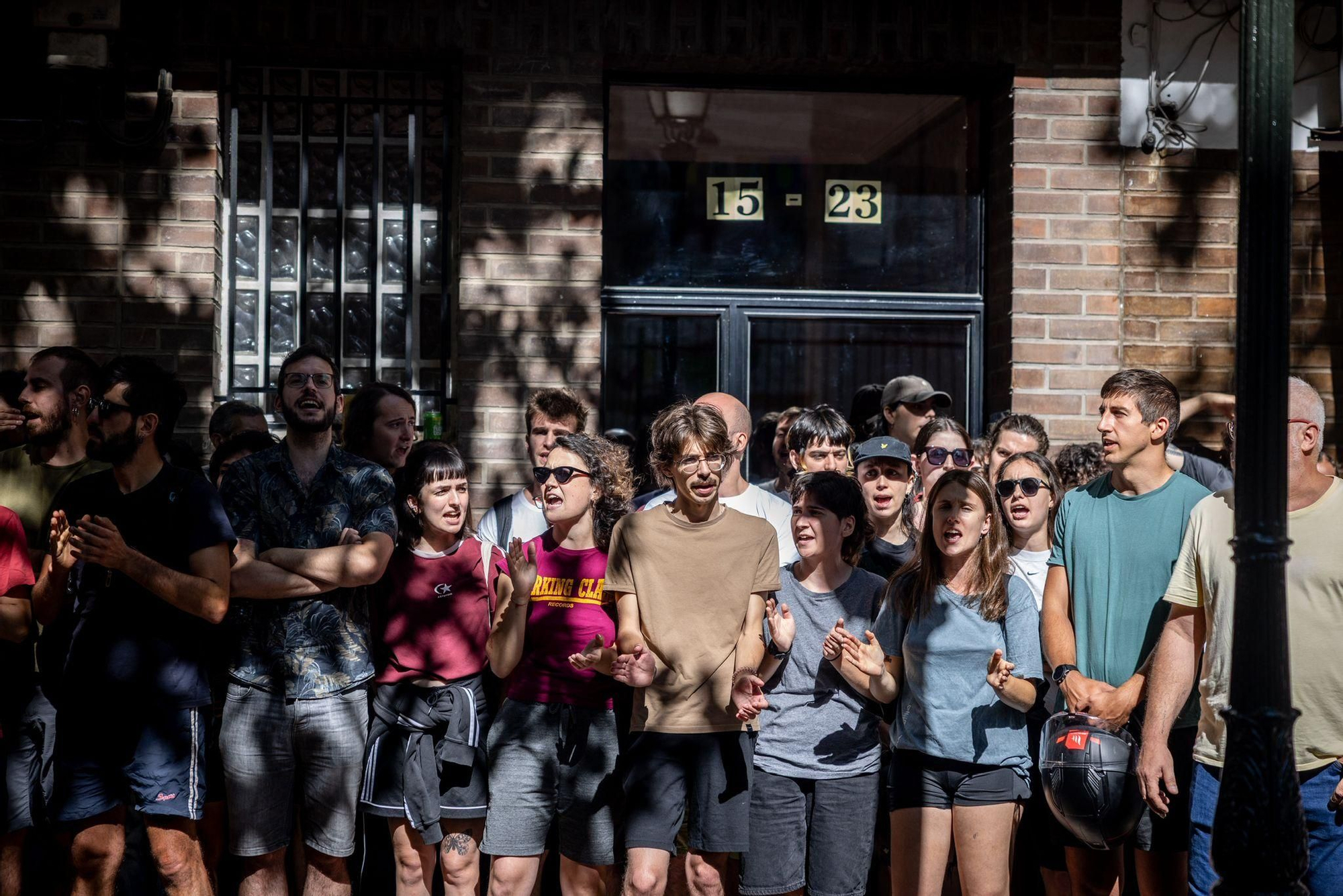 En imágenes |  Zaragoza se moviliza contra el desahucio de Samanta: "Es injusto lo que está pasando"