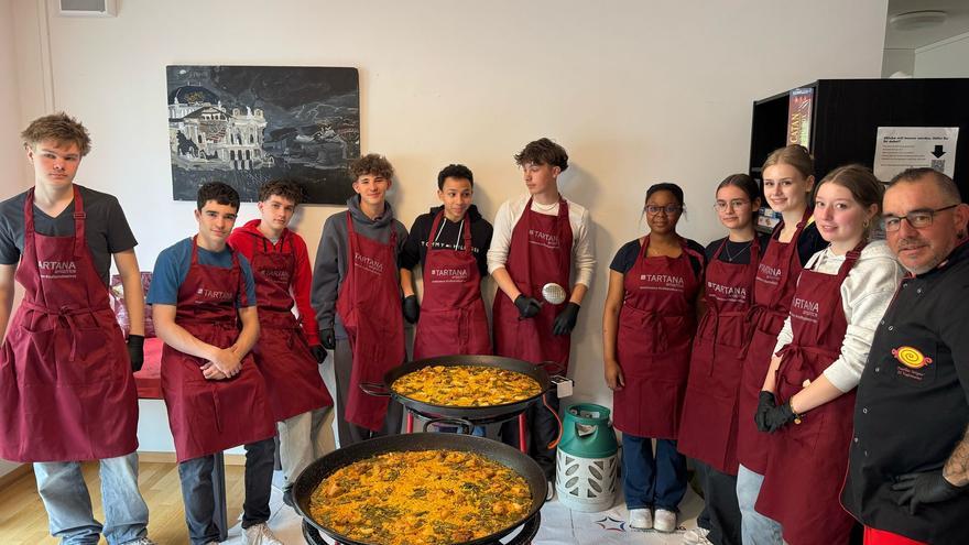 Un alzireño realiza la primera &quot;masterclass&quot; de la auténtica paella valenciana en una universidad suiza