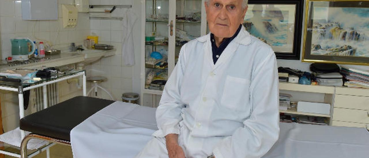 El médico de medicina general, ya jubilado, Manuel Lezcano, en su consulta de Tafira, ayer.