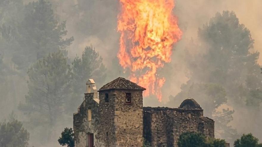 Vídeo: Las llamas acechan la ermita de Santa Bárbara en Onda