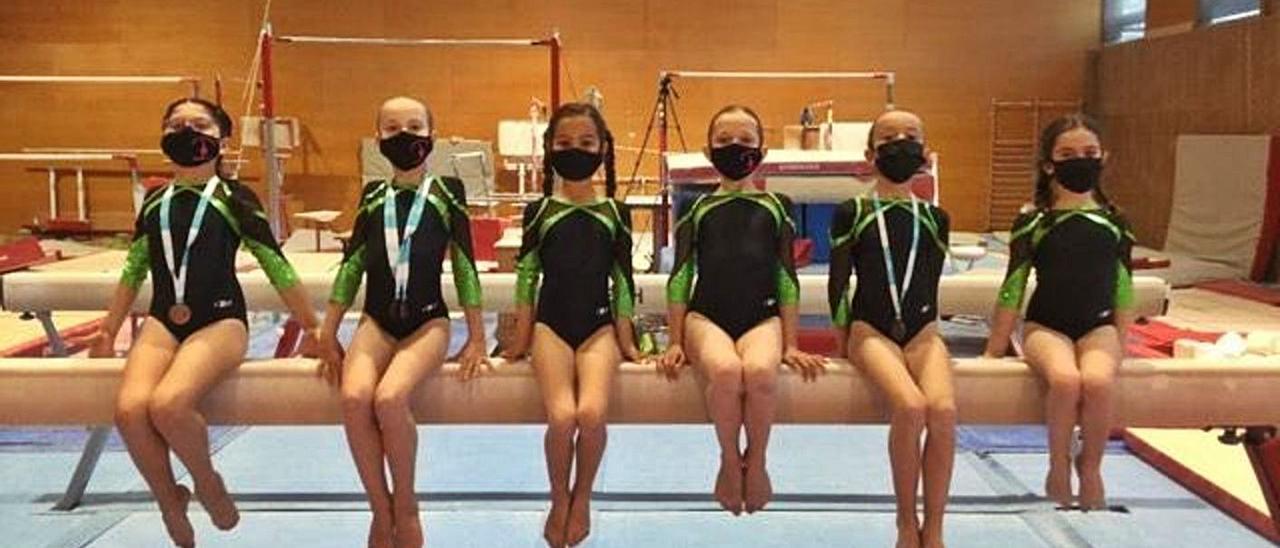 Foto de grupo de las seis jóvenes gimnastas del Club Gimnàstic Eivissa que debutaron en Palma. | CGE
