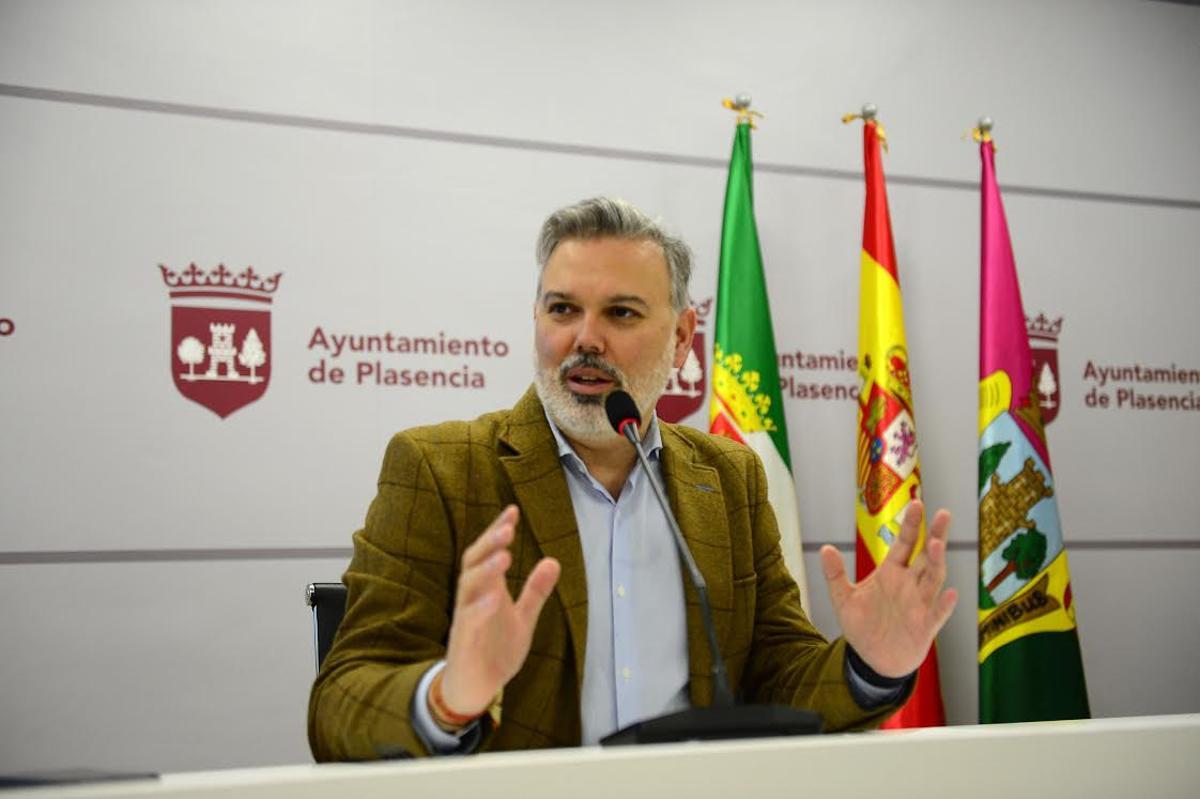 Pizarro durante el balance ofrecida hoy en el Ayuntamiento de Plasencia.