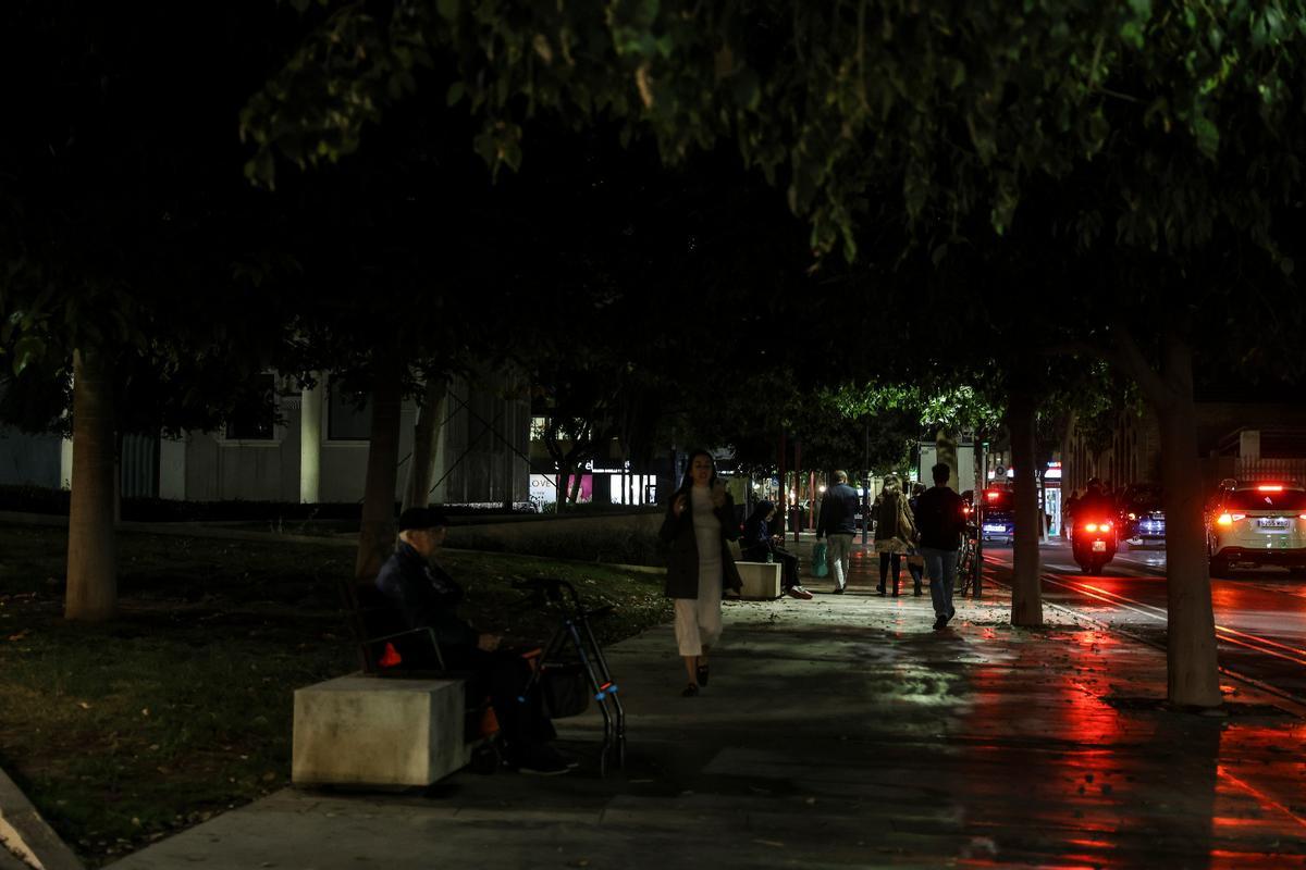 Comerciantes y vecinos de la plaza Séneca reclaman más iluminación Comerciantes y vecinos de la plaza Séneca reclaman más iluminación
