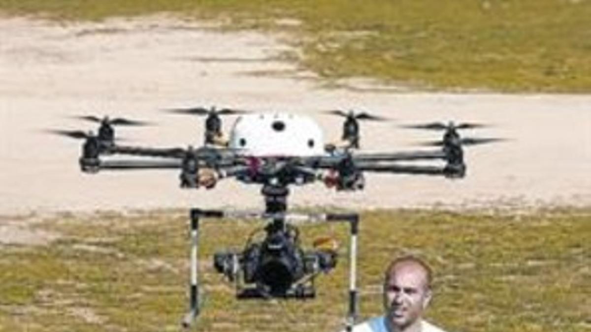 Un operador dirige un dron a corta distancia.