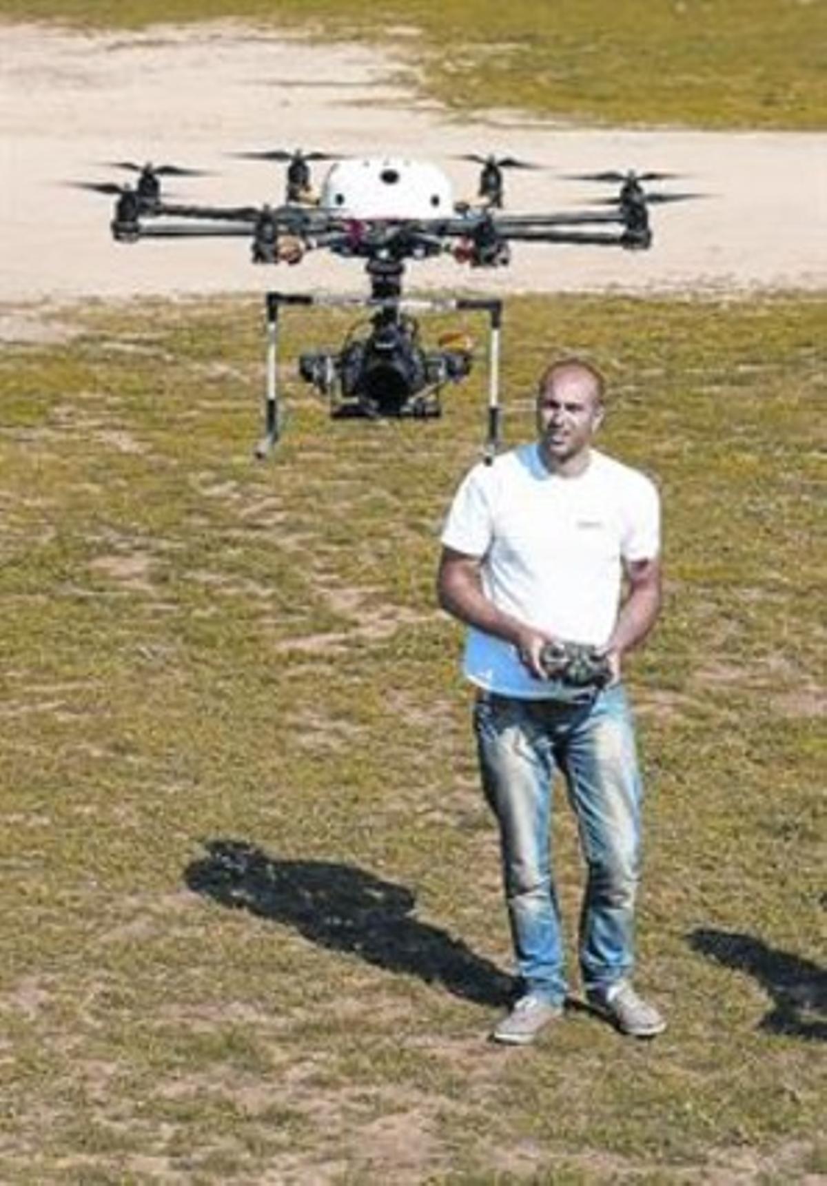 Un operador dirige un dron a corta distancia.