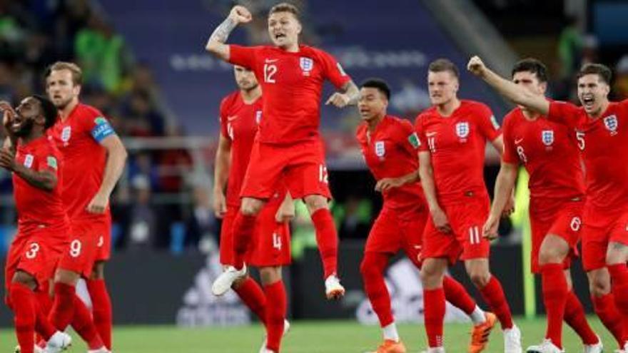 Los jugadores ingleses celebran su pase a cuartos de final tras la tanda de penaltis.