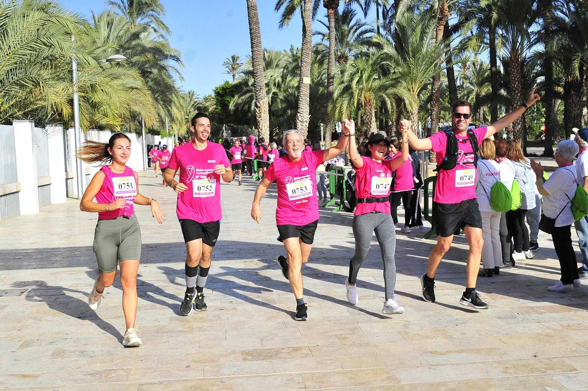 Una marea rosa imparable contra el cáncer de mama en Elche