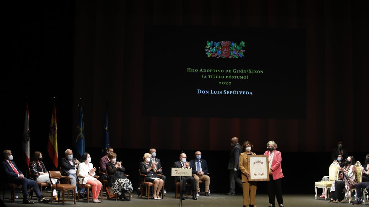 Entrega de honores y distinciones de Gijón en el teatro Jovellanos