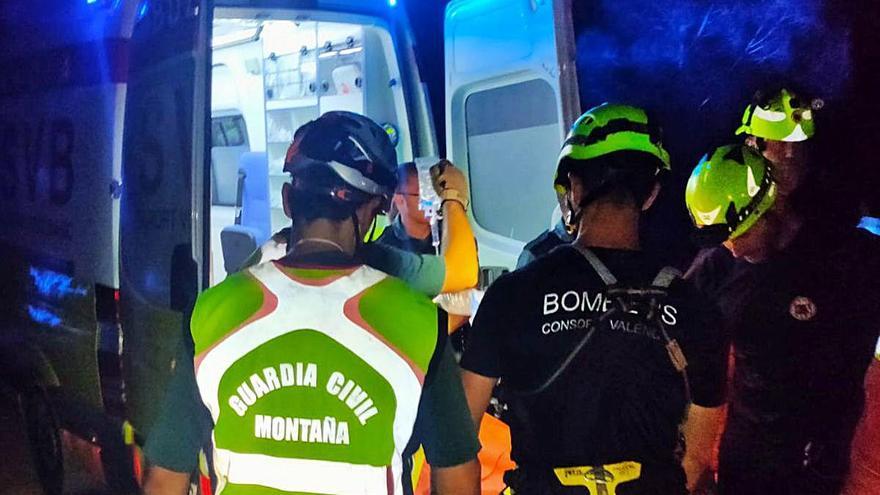 Imagen del traslado a la ambulancia de la joven herida, anteanoche.