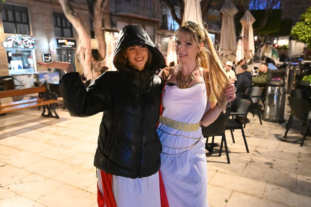 Elche se disfraza pese a la cancelación de Carnaval por el viento