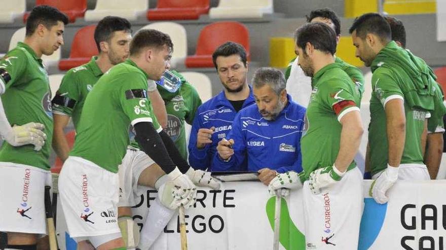 Juan Copa da indicaciones a sus jugadores en el partido contra el Igualada disputado el martes.