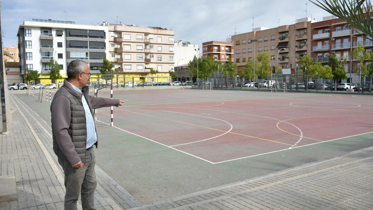 El edil Vicente Alberola en una de las pistas deportivas de El Pla