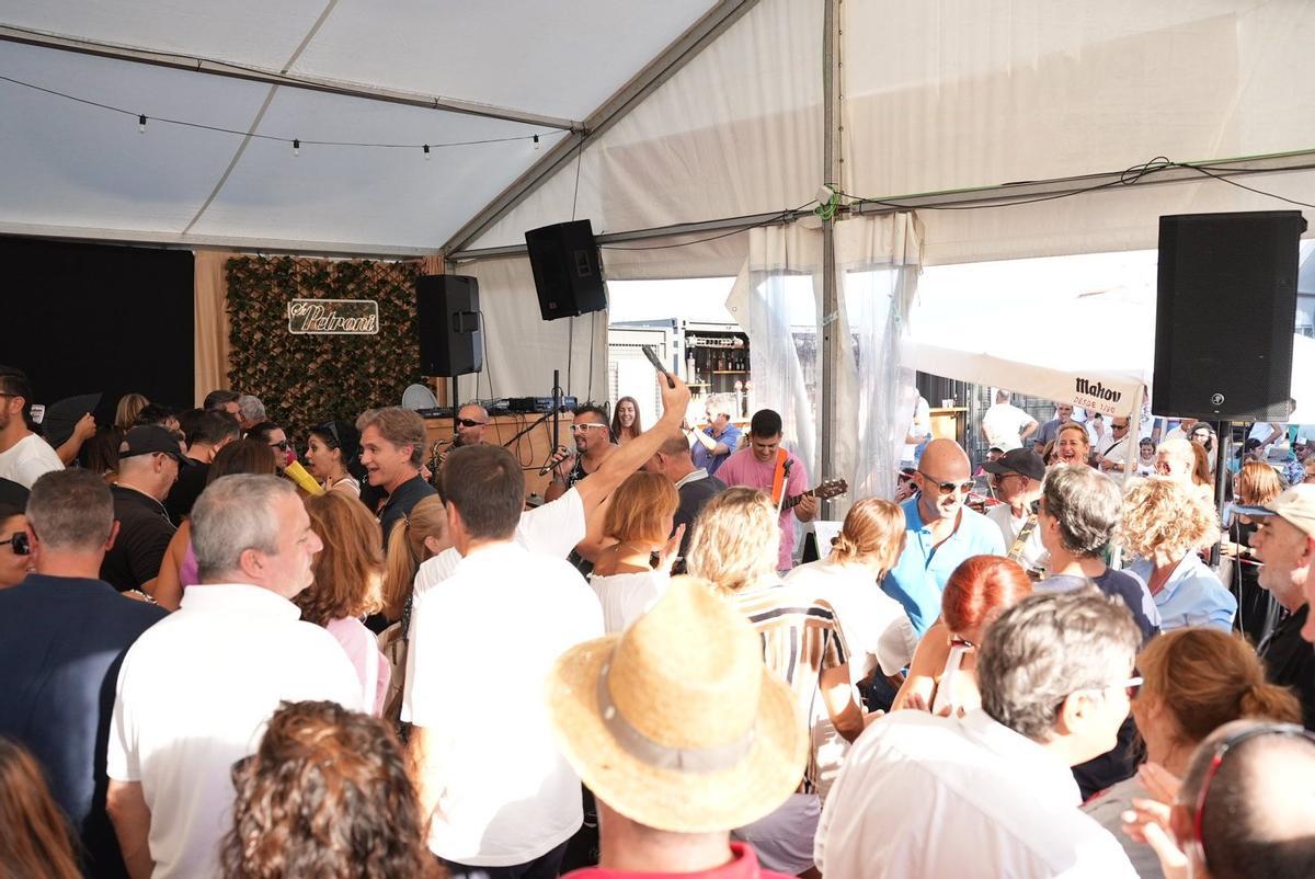 El concierto de A Movida en la carpa cafetería.