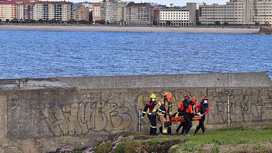 Los bomberos, tras rescatar el cadáver. |   // VÍCTOR ECHAVE