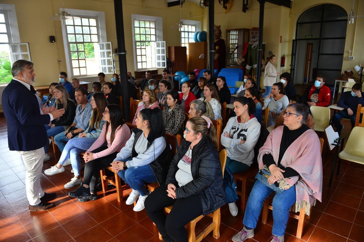El alcalde de Plasencia se dirige al alumnado de la escuela de la edición de 2025.