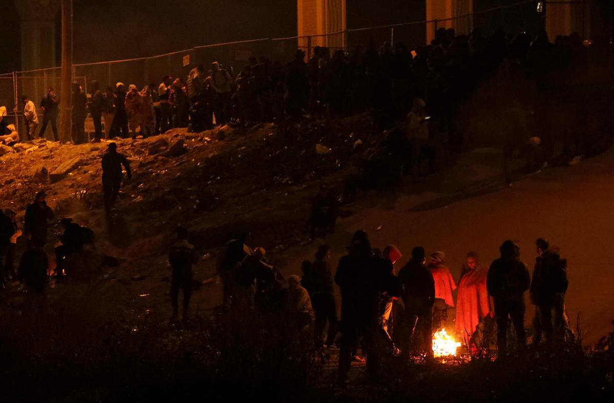 Un aluvión de inmigrantes cruzan Río Grande de Ciudad Juárez (México) a El Paso (Texas) ante un posible cambio en la política migratoria