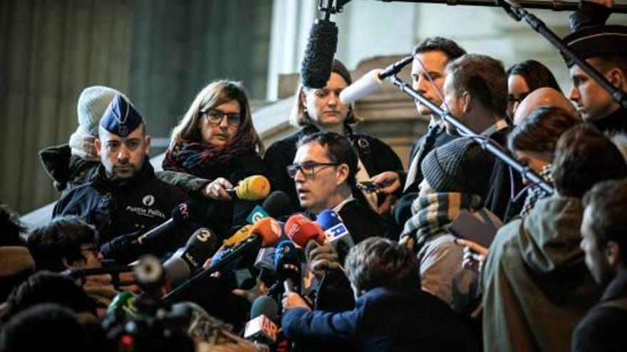Jaume Alonso-Cuevillas atén els mitjans després de la vista a Brussel·les.