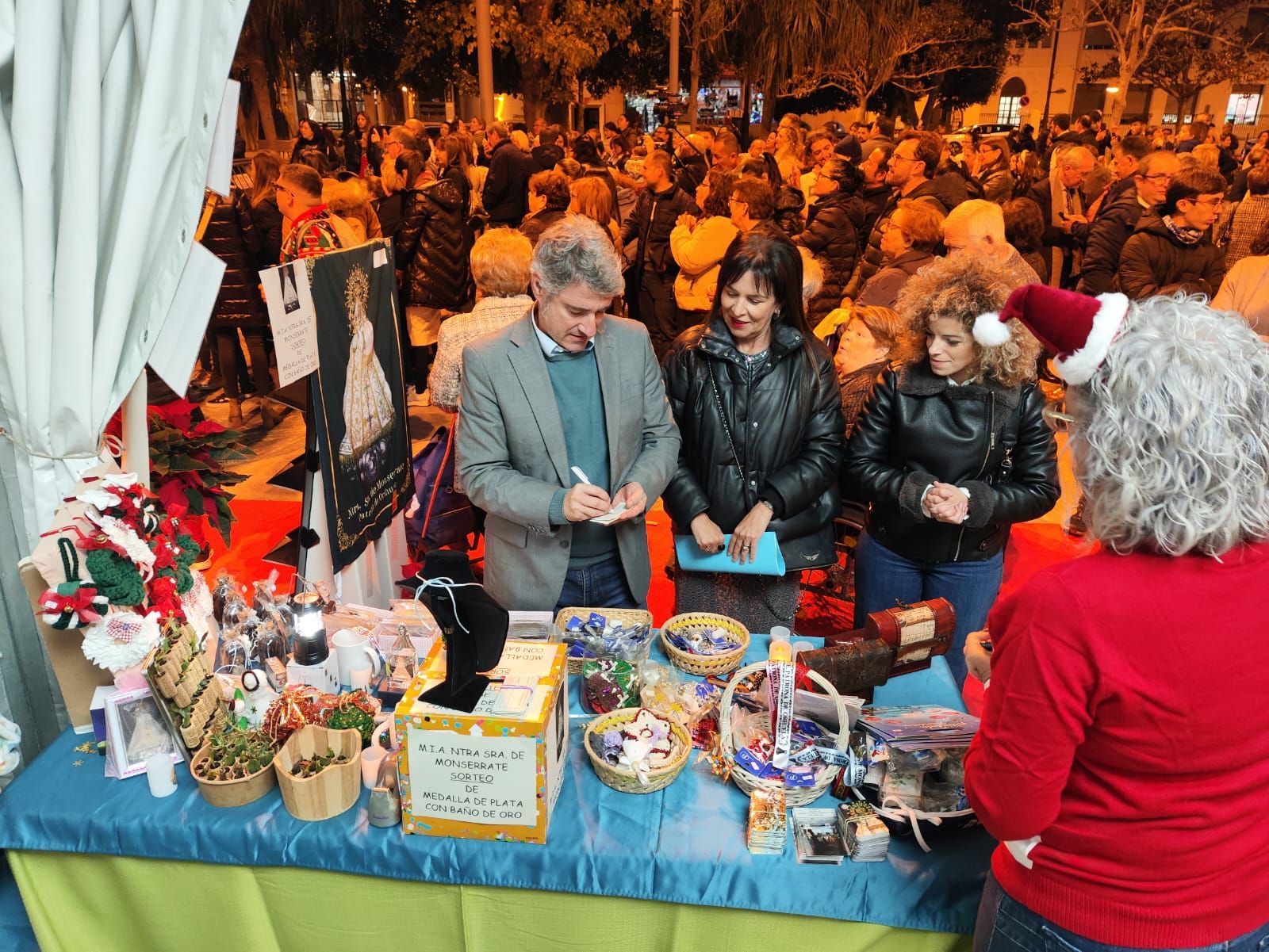 Vegara, Rodríguez y Ortuño, en el Mercadillo Solidario.