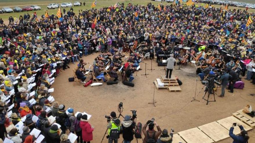 La cantada d'«El Messies» omple amb milers de persones el pla de Lledoners