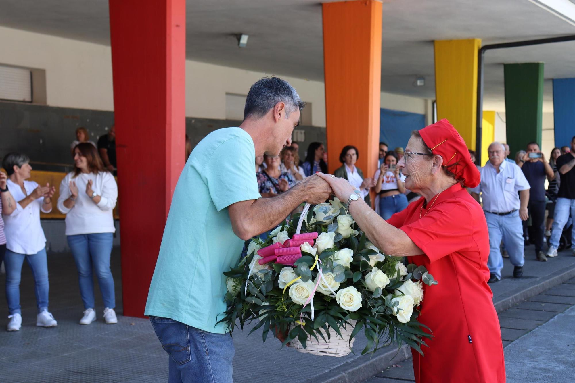 El homenaje a Rosa Isorna Portugués, que se jubila a los 72 años después de 46 ejerciendo como cocinera y «segunda madre» en el CPI Progreso de Catoira.