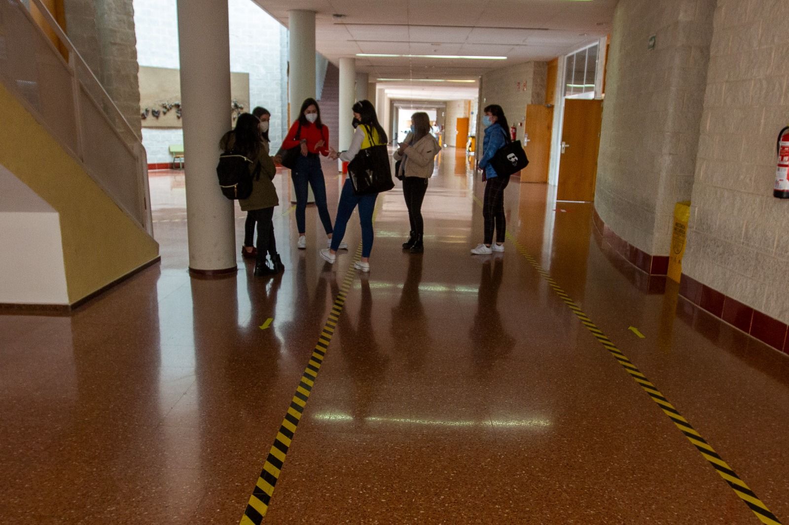 Universitarios de Alicante y Elche vuelven parcialmente a las aulas al remitir el covid