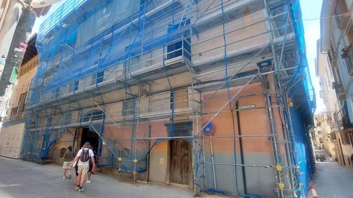 Edificio de la calle Morei que se reforma para abrir con un uso turístico.