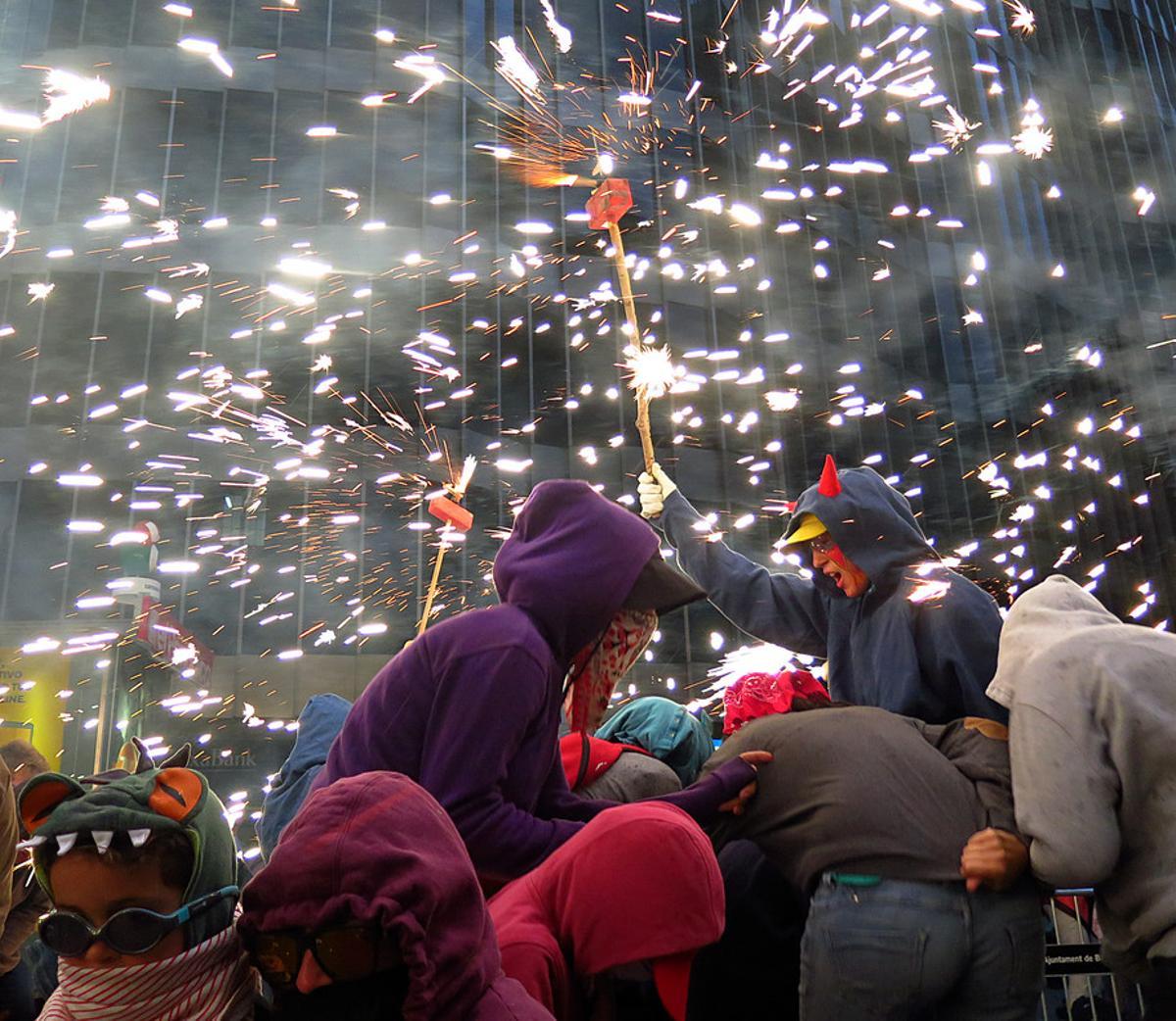 CORREFOC INFANTIL DE LA MERCE CON AMENAZA DE LLUVIA