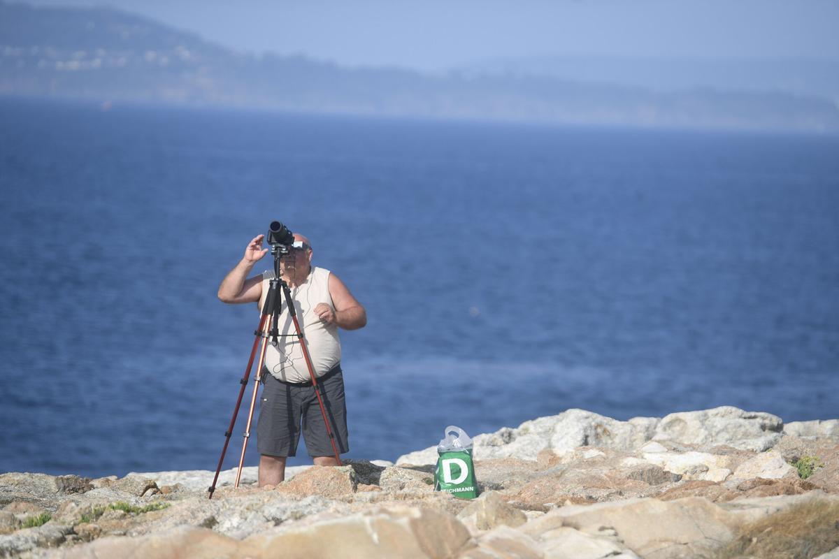 La Torre de Hércules contó con numerosas personas que quisieron ver y captar el eclipse.
