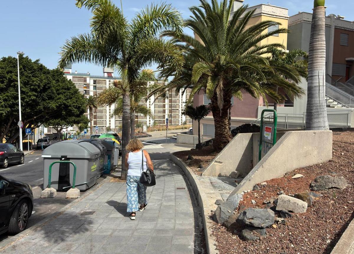 Una mujer camina por el barrio de Cuesta Piedra, en Tenerife.