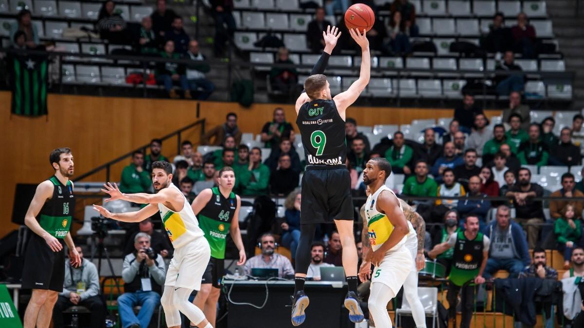 Imagen del choque entre el Joventut y el Bursaspor