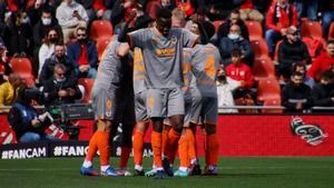 Los jugadores del Valencia celebran el gol de Gabriel Paulista