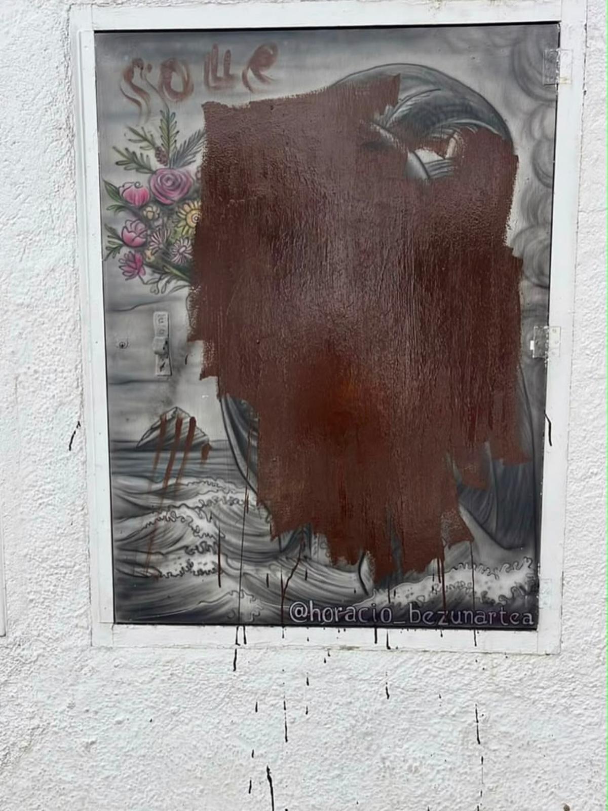 Una de les portetes artístiques d'Horacio Bezurnartea vandalitzada.